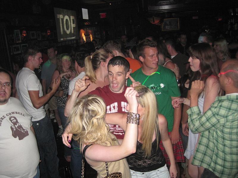 7aug1011.jpg - Dancing fans and Dan wearing an AWESOME shirt